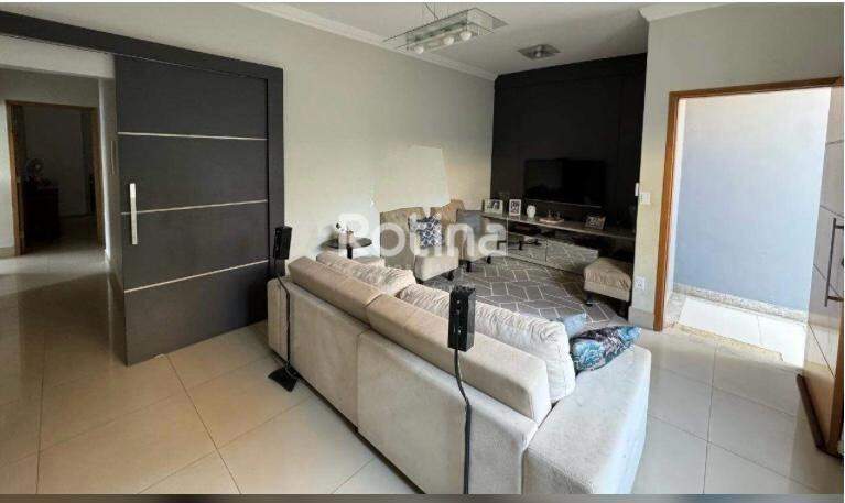 Casa à venda, 3 quartos em Uberlândia no bairro Tabajaras no valor de R$ 900.000,00 - Rotina Imobiliária: 