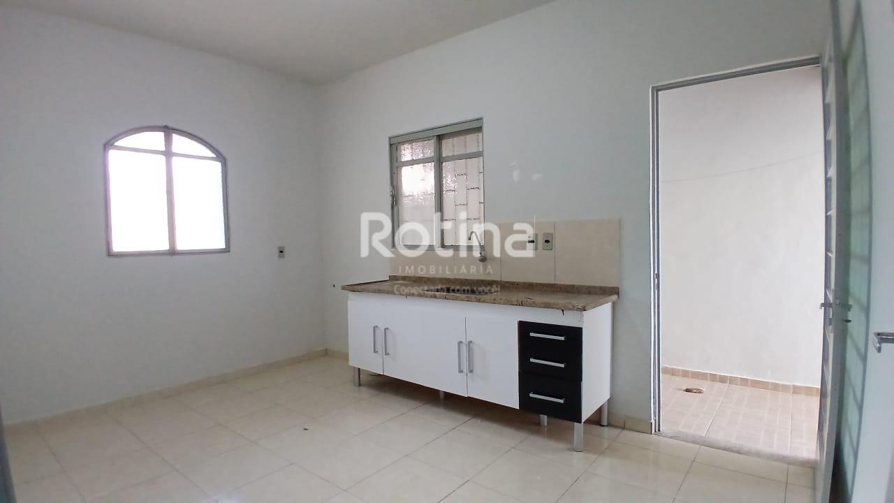 Casa para alugar, 3 quartos em Uberlândia no bairro Santa Mônica no valor de R$ 2.500,00 - Rotina Imobiliária: 
