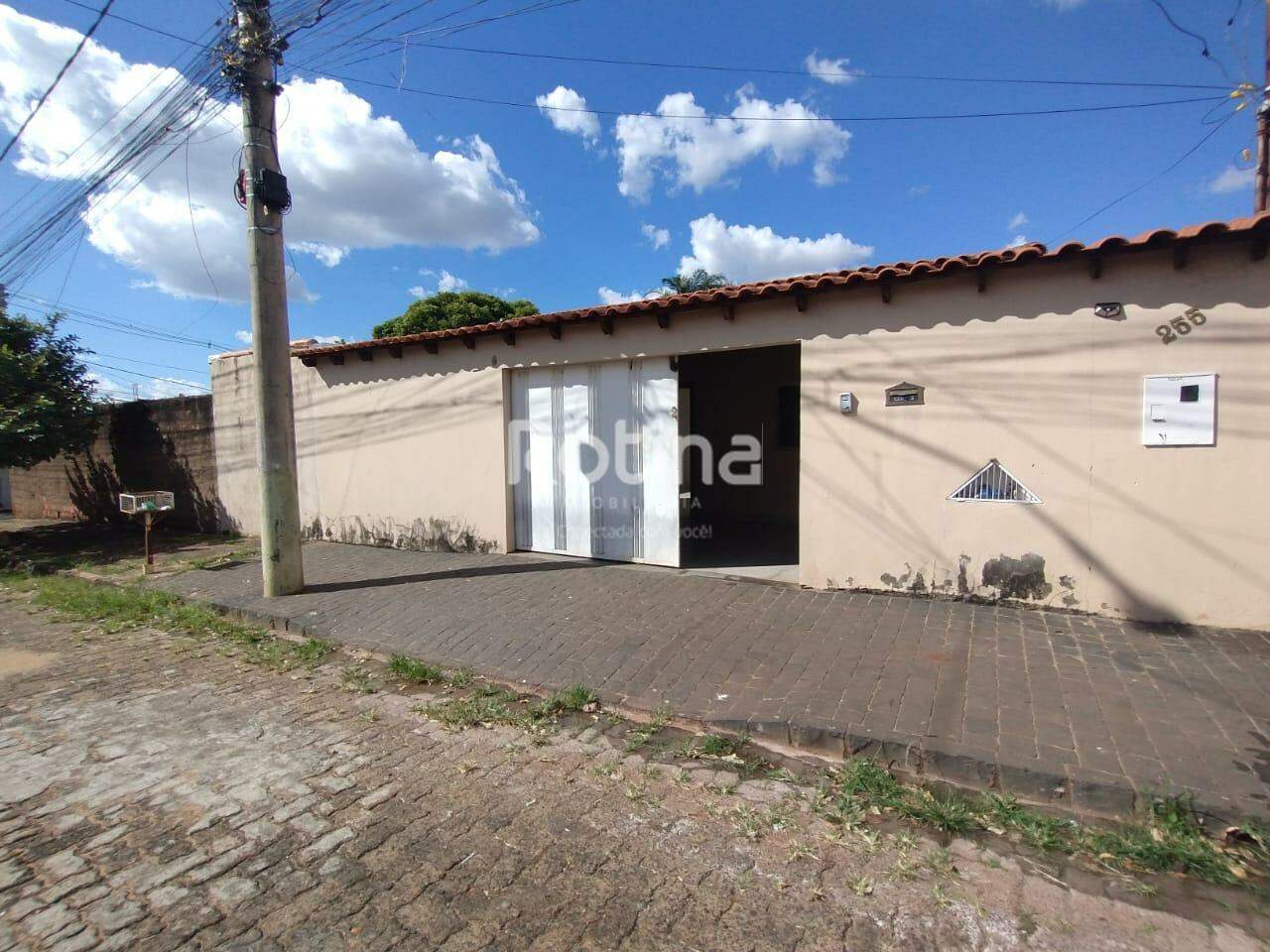 Casa para alugar, 3 quartos em Uberlândia no bairro Tubalina no valor de R$ 2.000,00 - Rotina Imobiliária: 