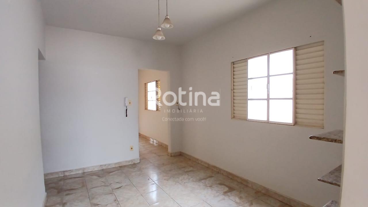 Casa para alugar, 3 quartos em Uberlândia no bairro Saraiva no valor de R$ 2.500,00 - Rotina Imobiliária: 