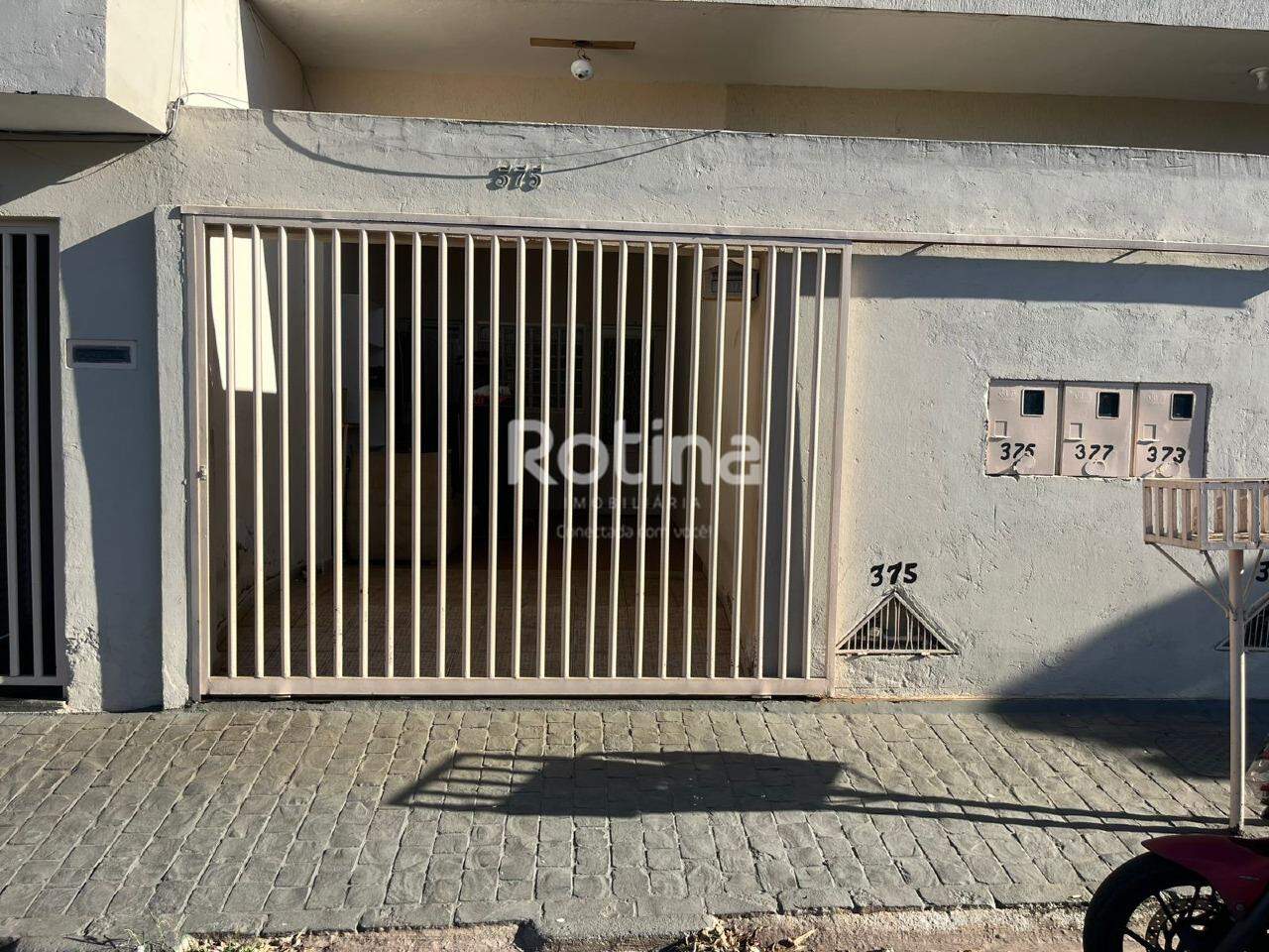 Casa para alugar, 3 quartos em Uberlândia no bairro Tibery no valor de R$ 1.800,00 - Rotina Imobiliária: 