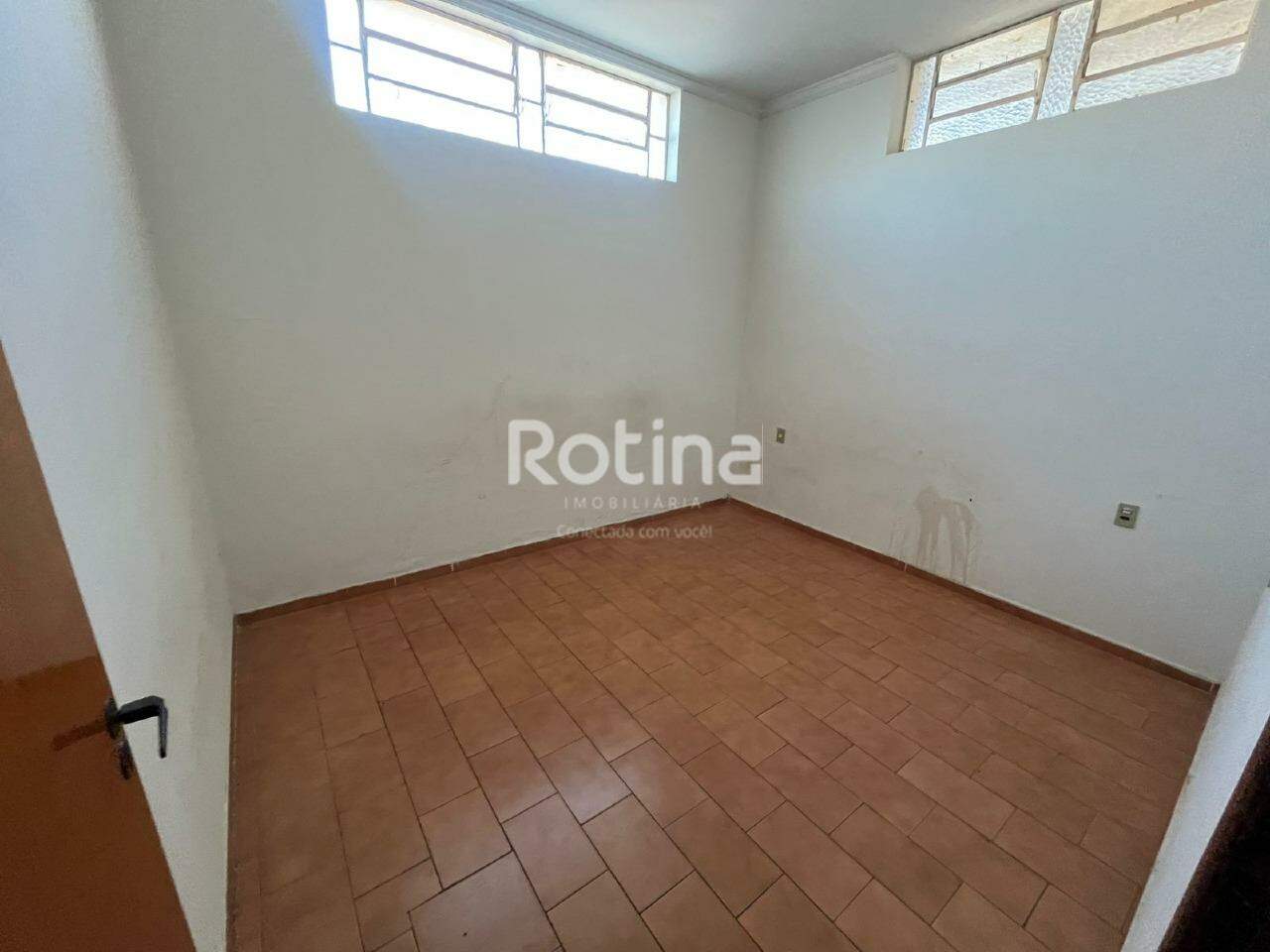 Casa para alugar, 3 quartos em Uberlândia no bairro Tibery no valor de R$ 1.800,00 - Rotina Imobiliária: 