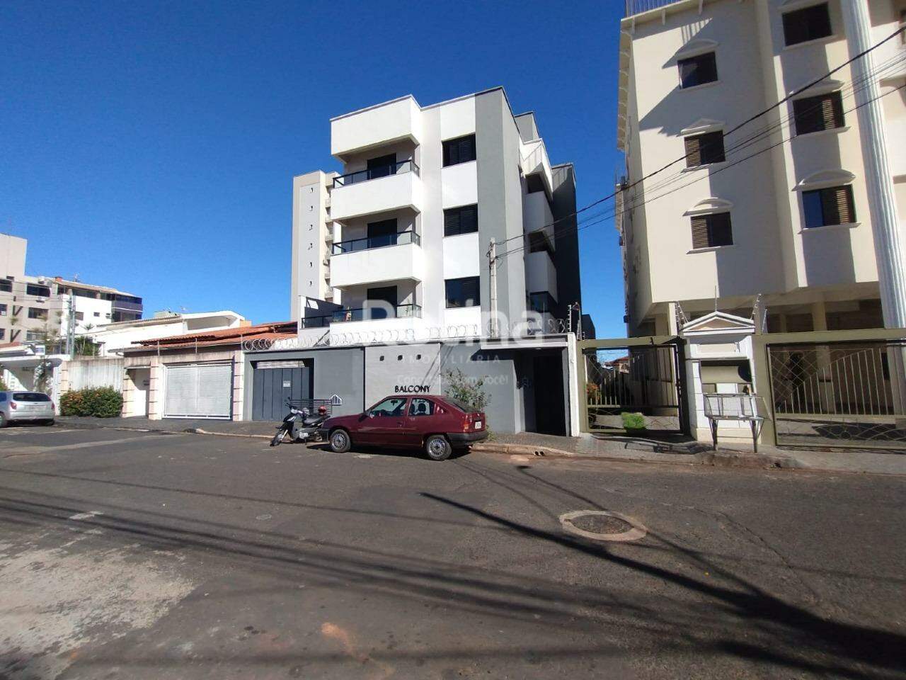 Apartamento para alugar, 2 quartos em Uberlândia no bairro Santa Mônica no valor de R$ 2.300,00 - Rotina Imobiliária: 