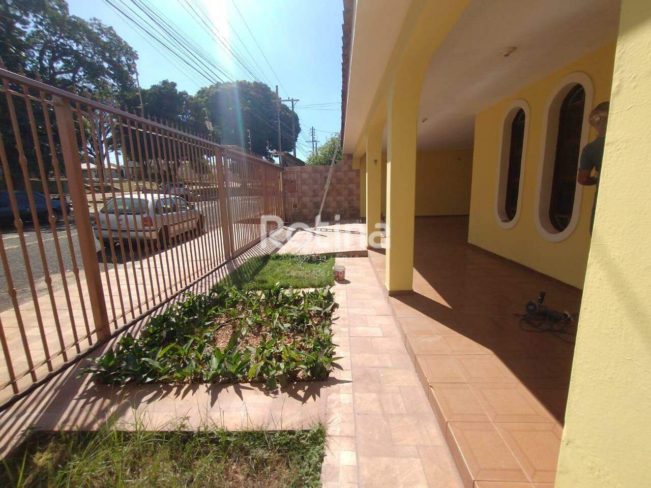 Casa para alugar, 5 quartos em Uberlândia no bairro Brasil no valor de R$ 6.000,00 - Rotina Imobiliária: 