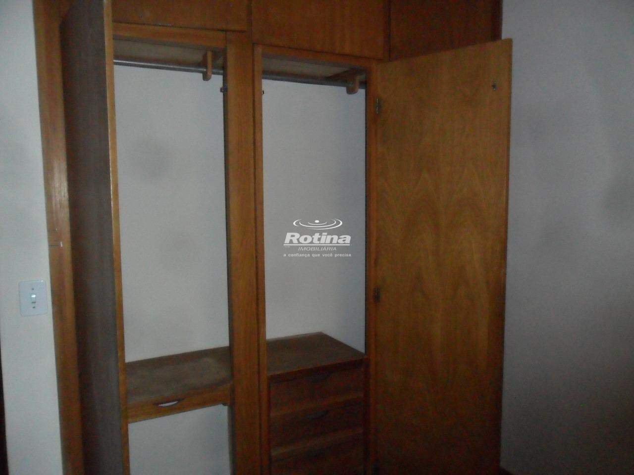 Casa para alugar, 3 quartos em Uberlândia no bairro Segismundo Pereira no valor de R$ 2.500,00 - Rotina Imobiliária: 