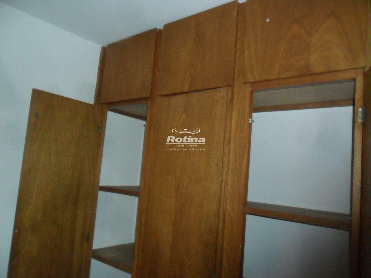 Casa para alugar, 3 quartos em Uberlândia no bairro Segismundo Pereira no valor de R$ 2.500,00 - Rotina Imobiliária: 
