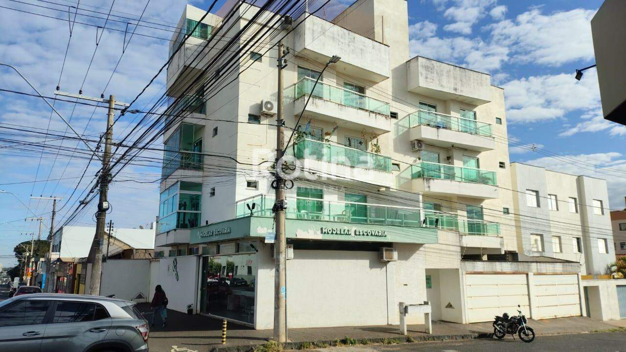 Apartamento para alugar, 3 quartos em Uberlândia no bairro Santa Mônica no valor de R$ 2.400,00 - Rotina Imobiliária: 
