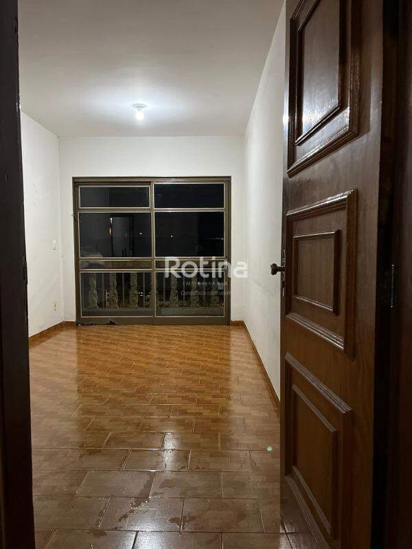 Prédio Inteiro à venda, 3 quartos em Uberlândia no bairro Brasil no valor de R$ 750.000,00 - Rotina Imobiliária: 