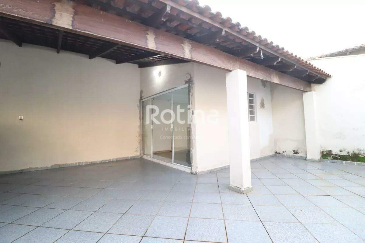 Casa para alugar, 3 quartos em Uberlândia no bairro Carajás no valor de R$ 3.000,00 - Rotina Imobiliária: 