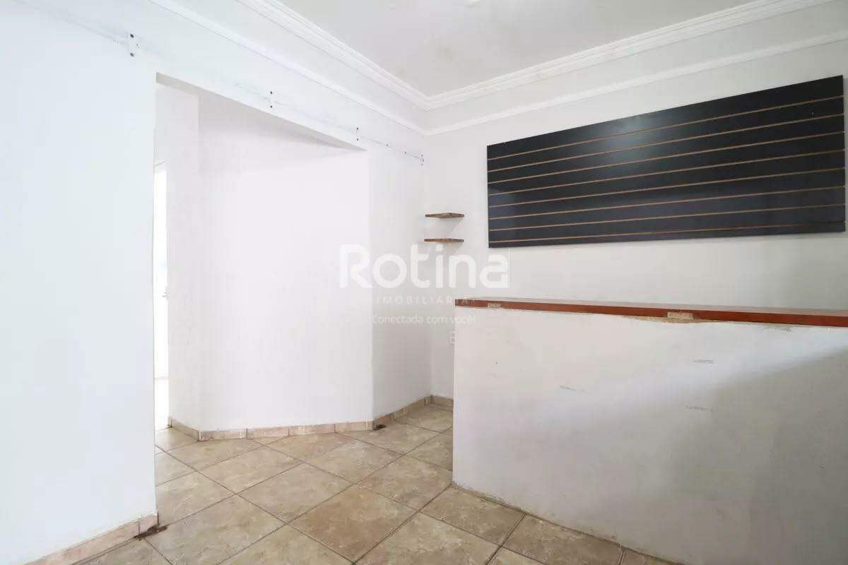 Casa para alugar, 3 quartos em Uberlândia no bairro Carajás no valor de R$ 3.000,00 - Rotina Imobiliária: 
