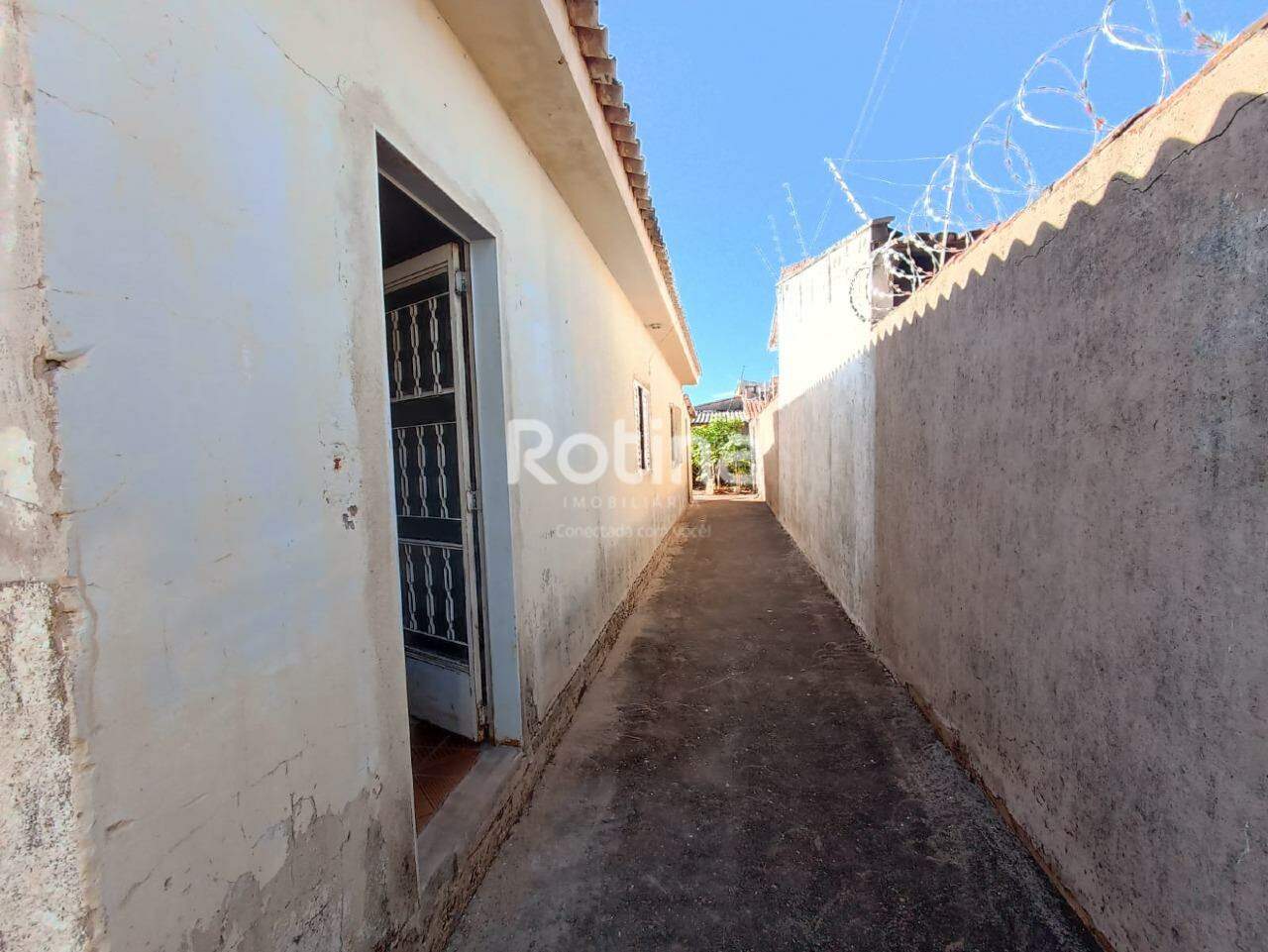 Casa à venda, 3 quartos em Uberlândia no bairro Santa Mônica no valor de R$ 320.000,00 - Rotina Imobiliária: 