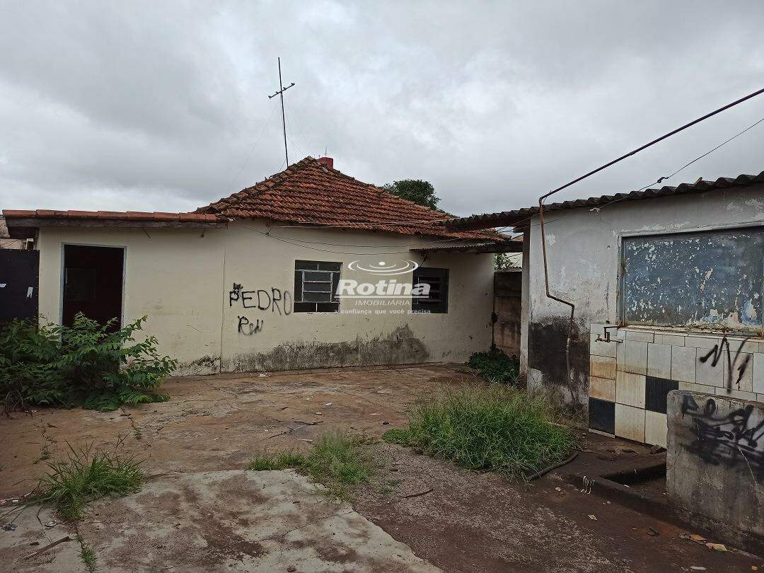 Galpão à venda, 3 quartos em Uberlândia no bairro Brasil no valor de R$ 500.000,00 - Rotina Imobiliária: 