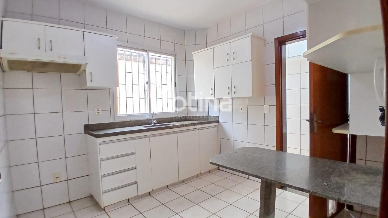 Apartamento para alugar, 3 quartos em Uberlândia no bairro Patrimônio no valor de R$ 2.250,00 - Rotina Imobiliária: 