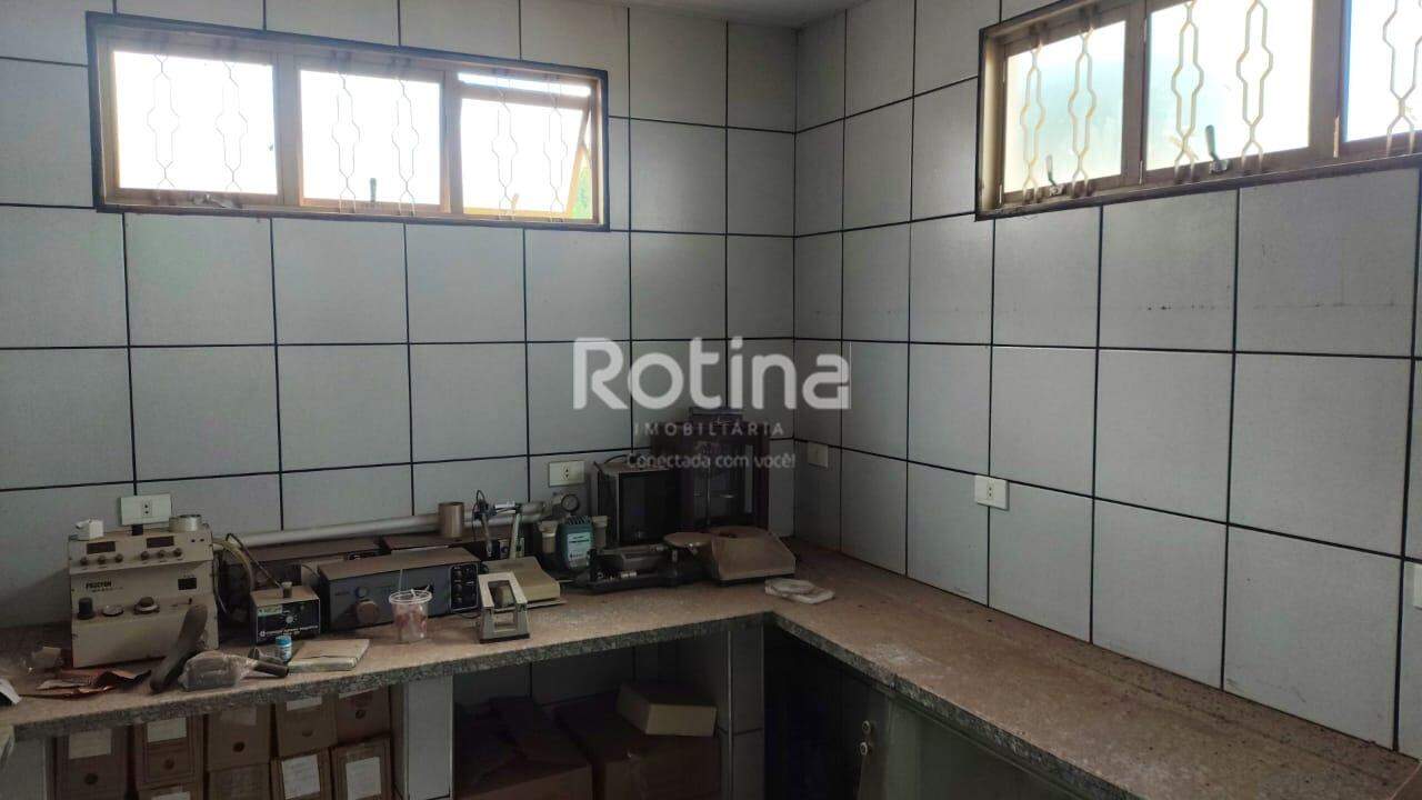 Sala para alugar, em Uberlândia no bairro Chacaras Tubalina e Quartel no valor de R$ 6.000,00 - Rotina Imobiliária: 