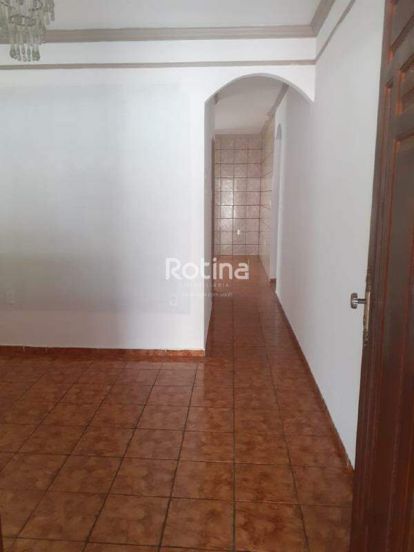 Casa para alugar, 3 quartos em Uberlândia no bairro Dona Zulmira no valor de R$ 3.500,00 - Rotina Imobiliária: 