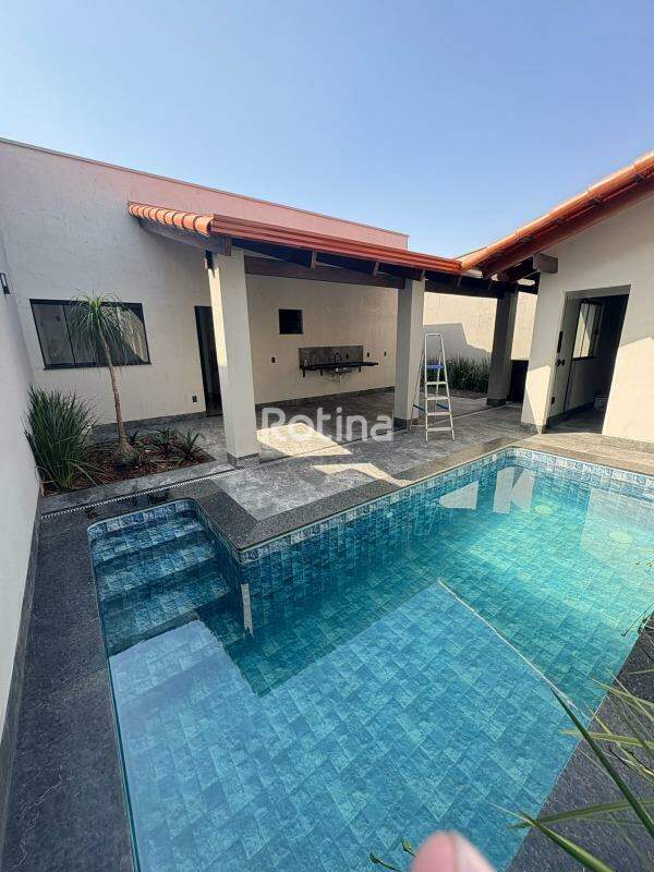 Casa à venda, 3 quartos em Uberlândia no bairro Jardim das Palmeiras no valor de R$ 850.000,00 - Rotina Imobiliária: Piscina 