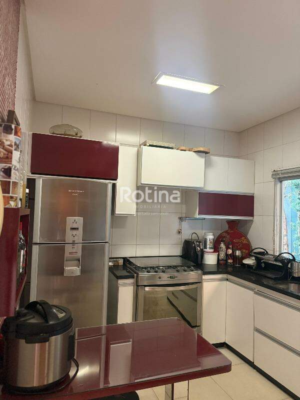 Casa à venda, 3 quartos em Uberlândia no bairro Granada no valor de R$ 830.000,00 - Rotina Imobiliária: 