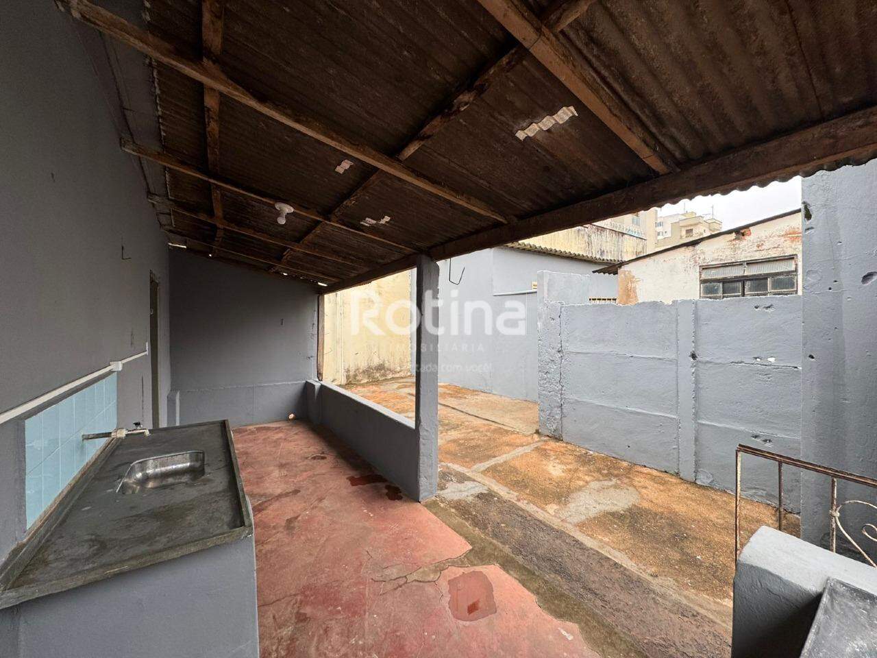 Casa para alugar, 3 quartos em Uberlândia no bairro Saraiva no valor de R$ 1.600,00 - Rotina Imobiliária: 