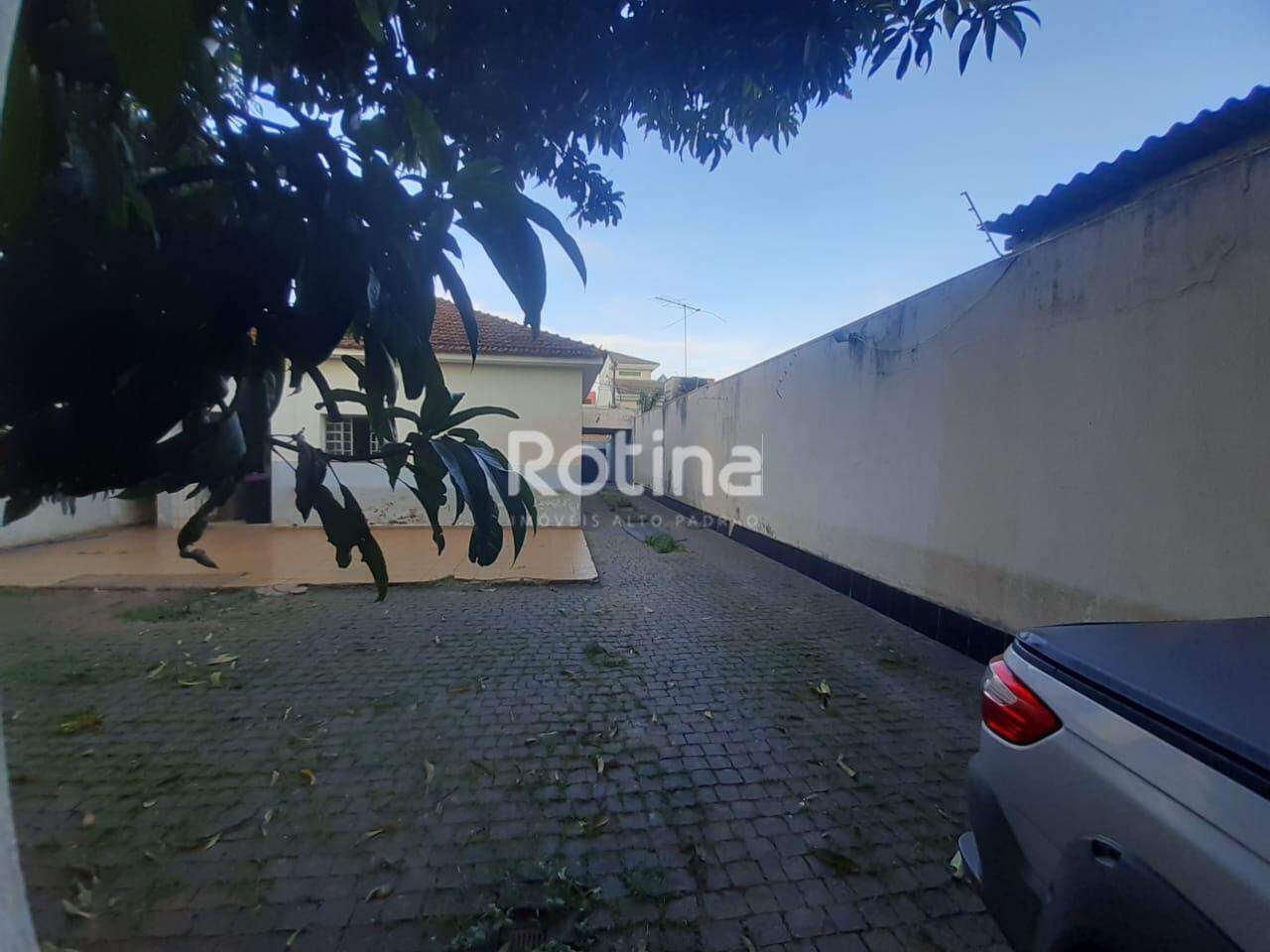 Casa à venda, 3 quartos em Uberlândia no bairro Nossa Senhora Aparecida no valor de R$ 900.000,00 - Rotina Imobiliária: 