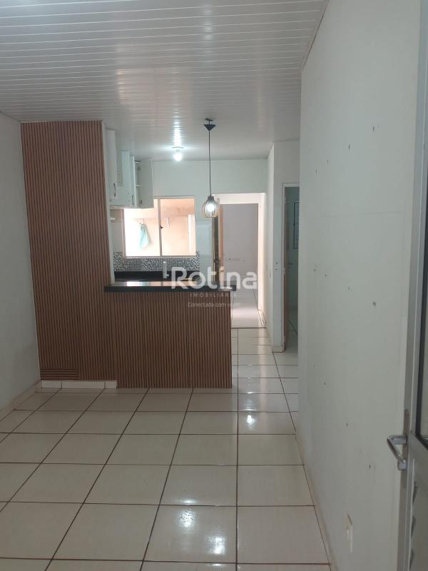 Casa para alugar, 3 quartos em Uberlândia no bairro Loteamento Residencial Pequis no valor de R$ 1.300,00 - Rotina Imobiliária: 