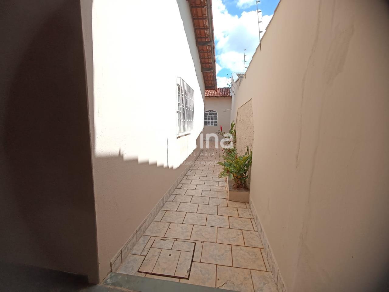 Casa à venda, 3 quartos em Uberlândia no bairro Cidade Jardim no valor de R$ 490.000,00 - Rotina Imobiliária: 