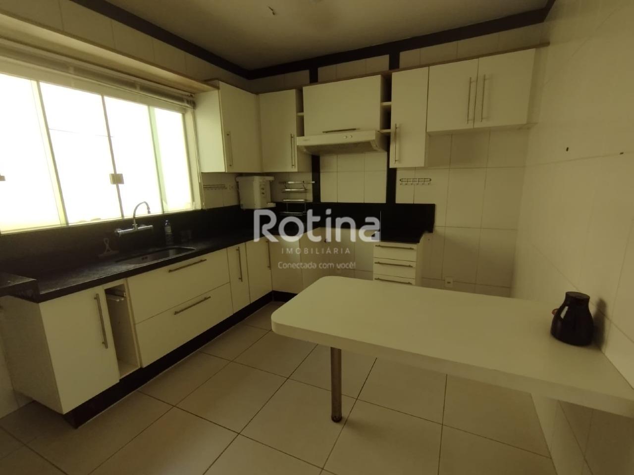 Casa para alugar, 3 quartos em Uberlândia no bairro Cidade Jardim no valor de R$ 3.800,00 - Rotina Imobiliária: 