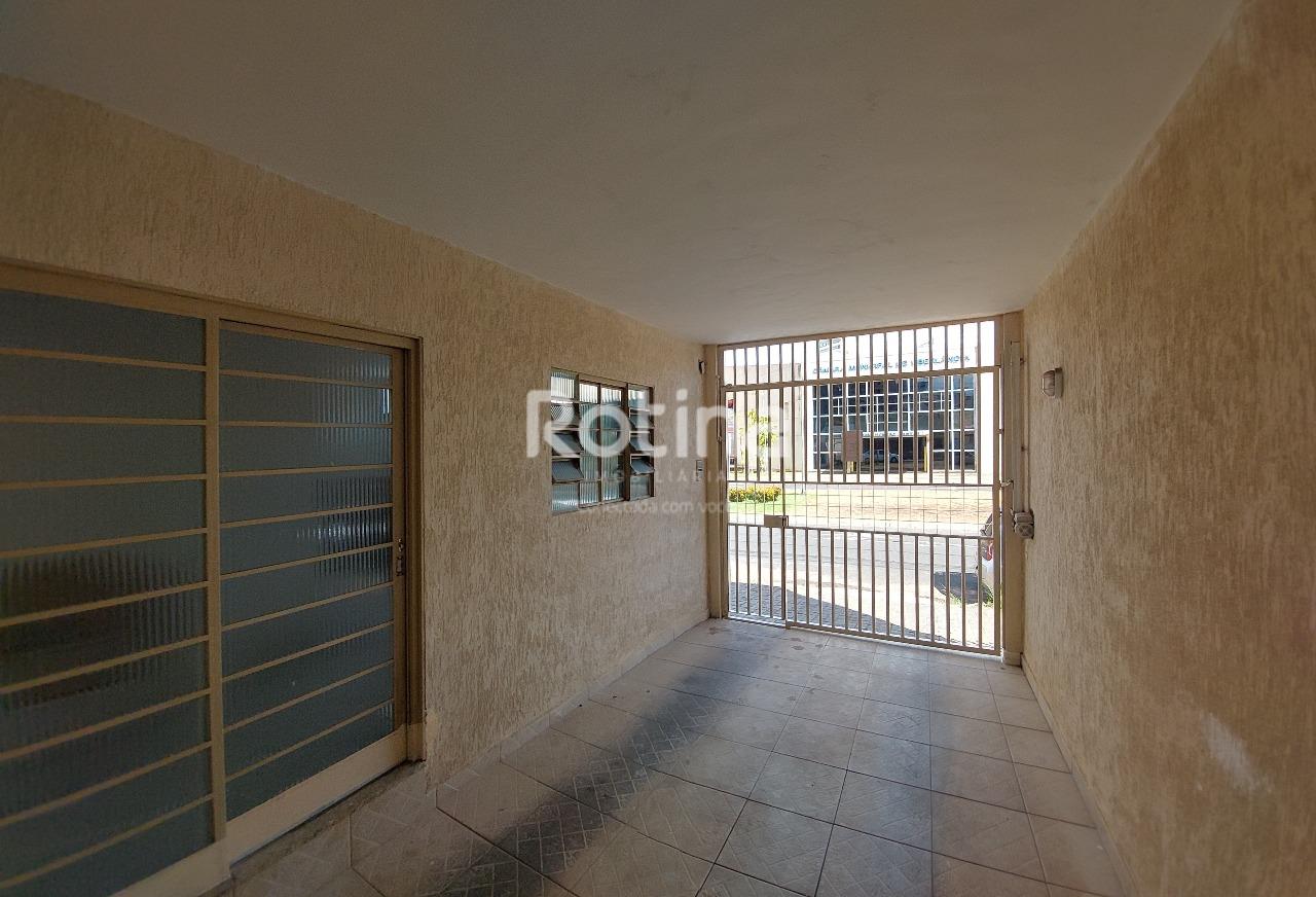 Casa para alugar, 3 quartos em Uberlândia no bairro Santa Mônica no valor de R$ 2.800,00 - Rotina Imobiliária: 