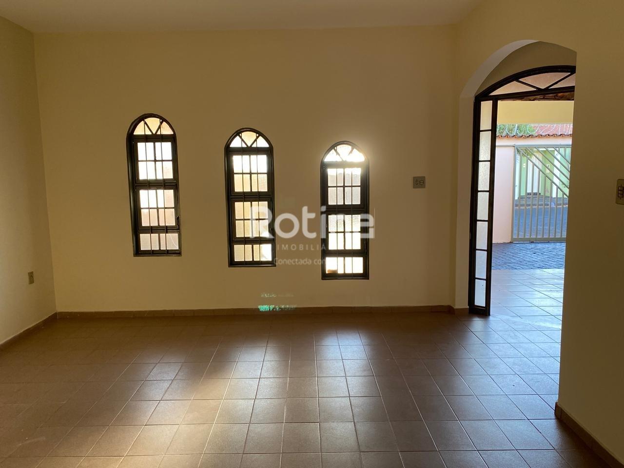 Casa à venda, 3 quartos em Uberlândia no bairro Santa Mônica no valor de R$ 800.000,00 - Rotina Imobiliária: 