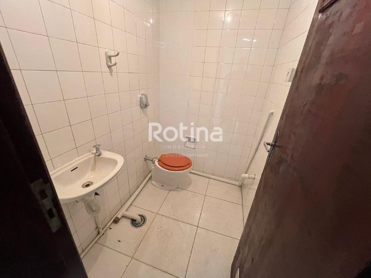 Sala para alugar, em Uberlândia no bairro Centro no valor de R$ 900,00 - Rotina Imobiliária: 