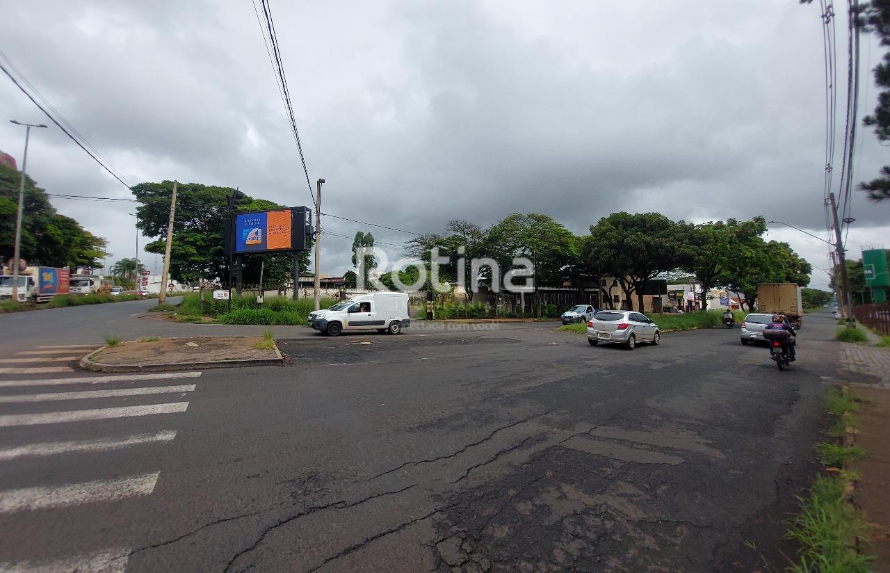 Garagem para alugar, em Uberlândia no bairro Marta Helena no valor de R$ 18.000,00 - Rotina Imobiliária: 