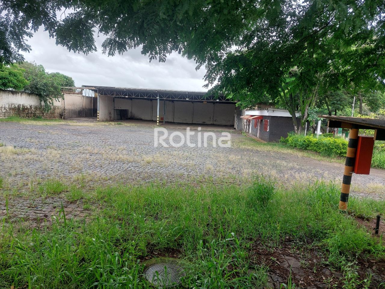 Garagem para alugar, em Uberlândia no bairro Marta Helena no valor de R$ 18.000,00 - Rotina Imobiliária: 