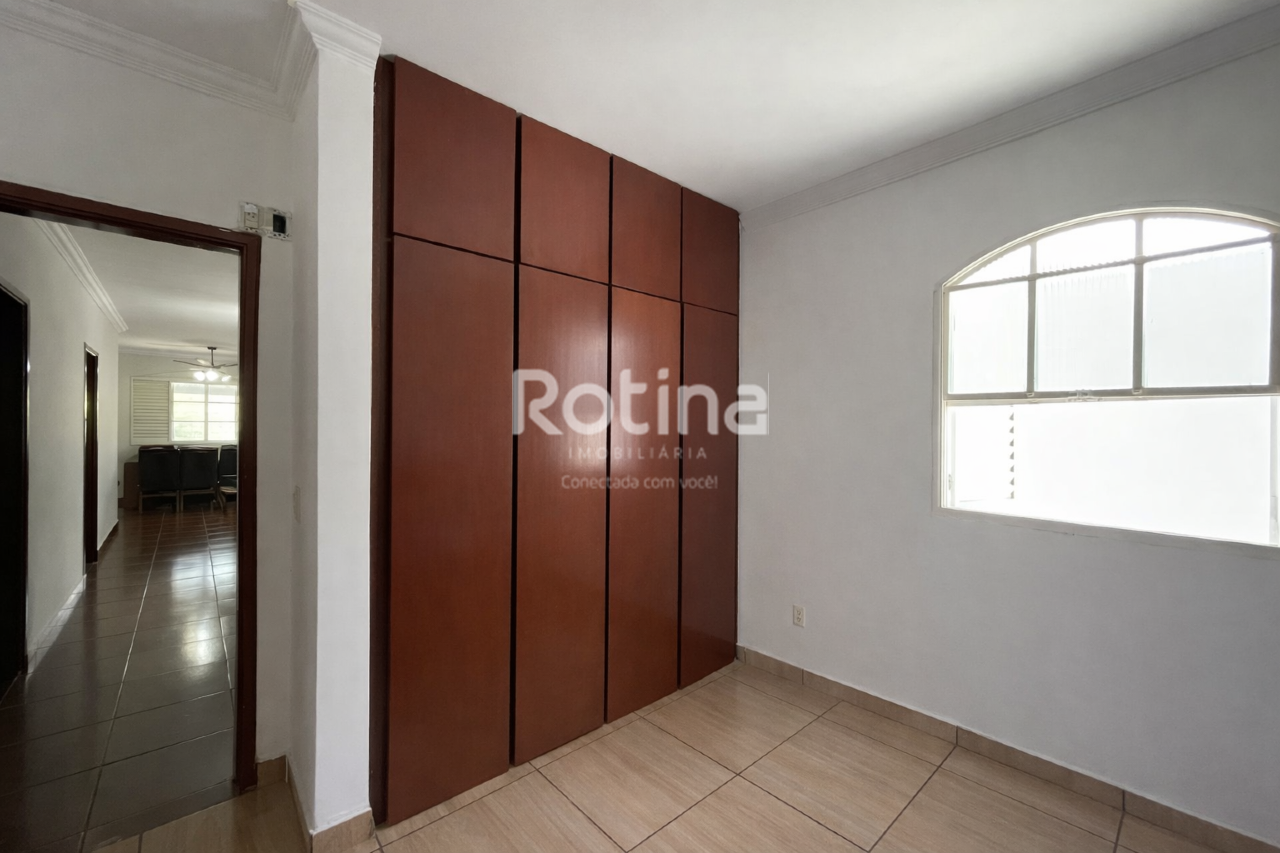 Casa à venda, 3 quartos em Uberlândia no bairro Cidade Jardim no valor de R$ 650.000,00 - Rotina Imobiliária: 