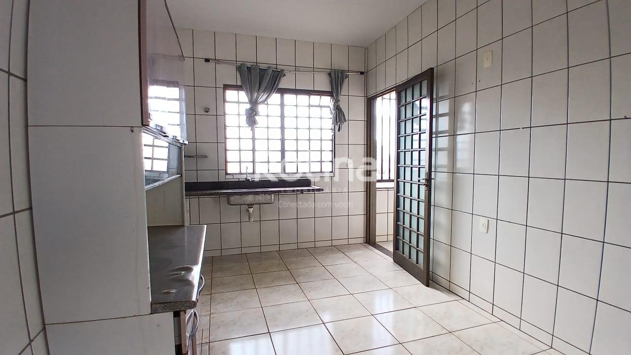 Apartamento para alugar, 3 quartos em Uberlândia no bairro Santa Mônica no valor de R$ 2.000,00 - Rotina Imobiliária: 