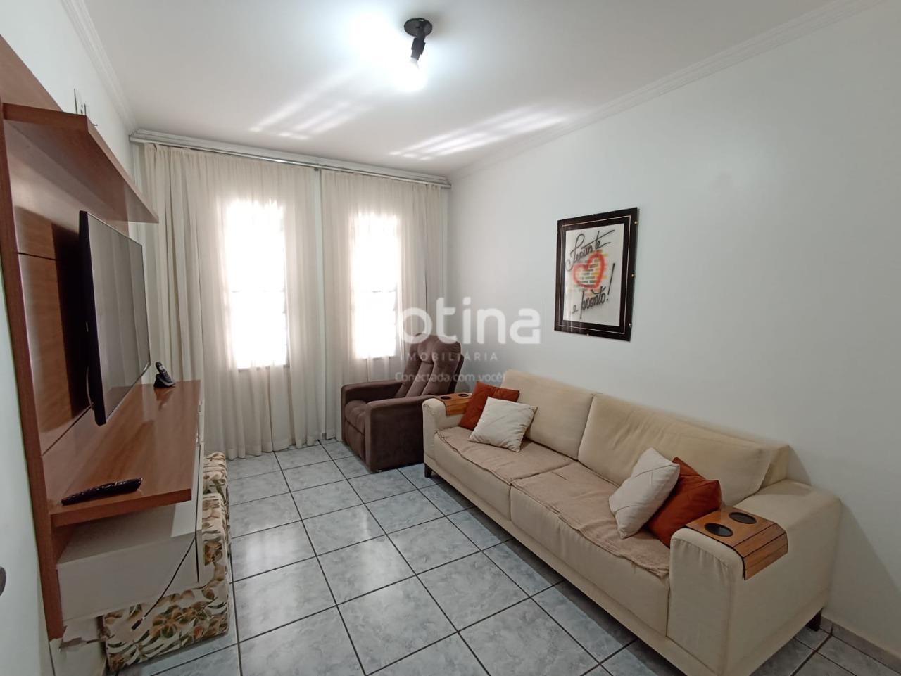 Casa à venda, 3 quartos em Uberlândia no bairro Santa Mônica no valor de R$ 800.000,00 - Rotina Imobiliária: 