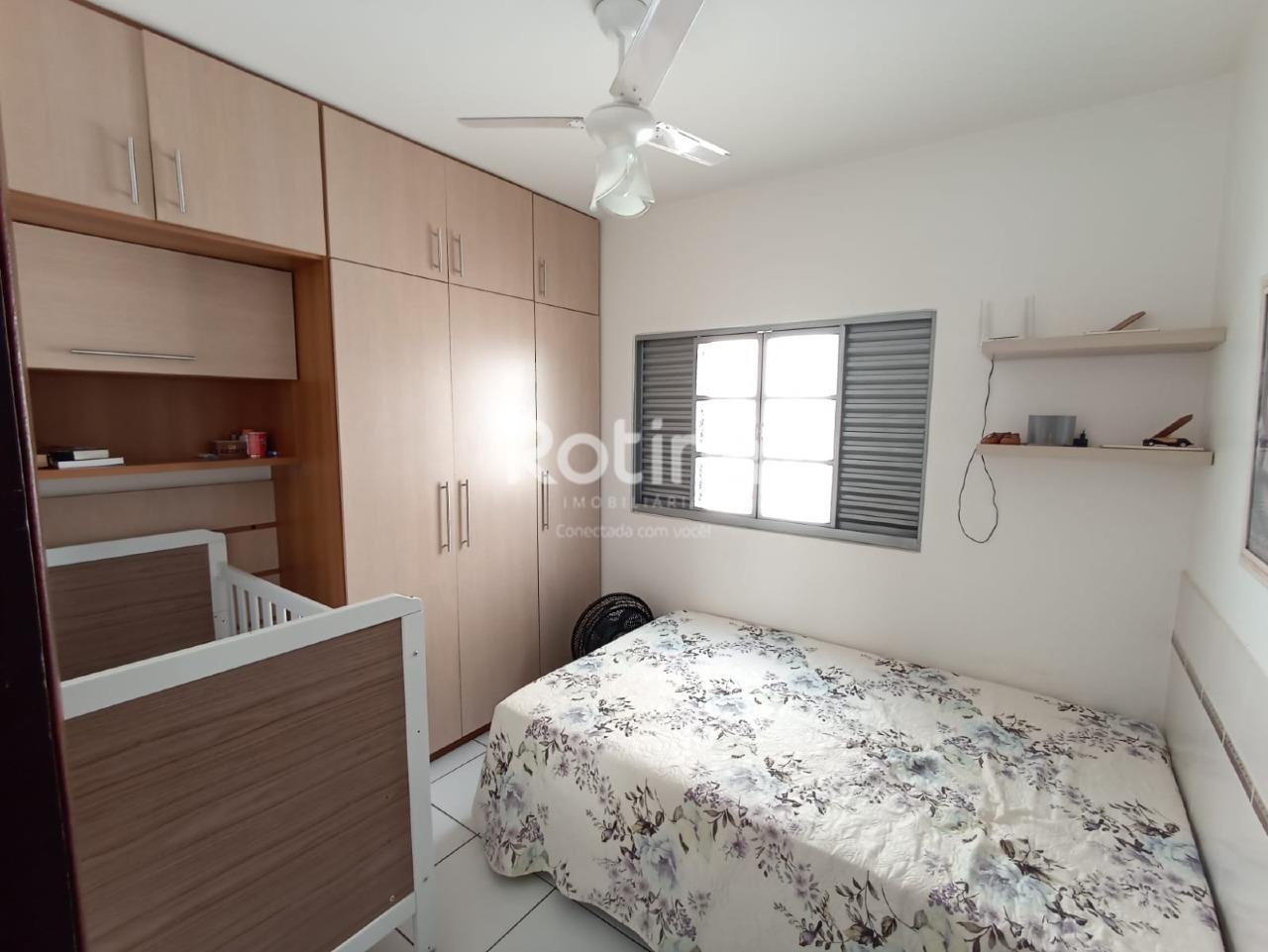 Casa à venda, 3 quartos em Uberlândia no bairro Santa Mônica no valor de R$ 800.000,00 - Rotina Imobiliária: 