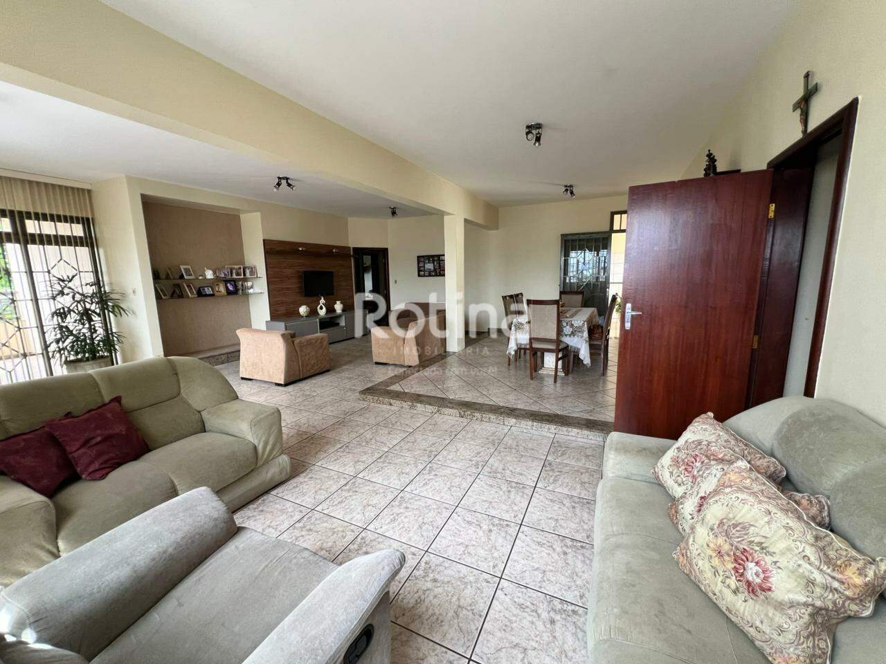 Prédio Inteiro à venda, 3 quartos em Uberlândia no bairro Santa Mônica no valor de R$ 2.500.000,00 - Rotina Imobiliária: 