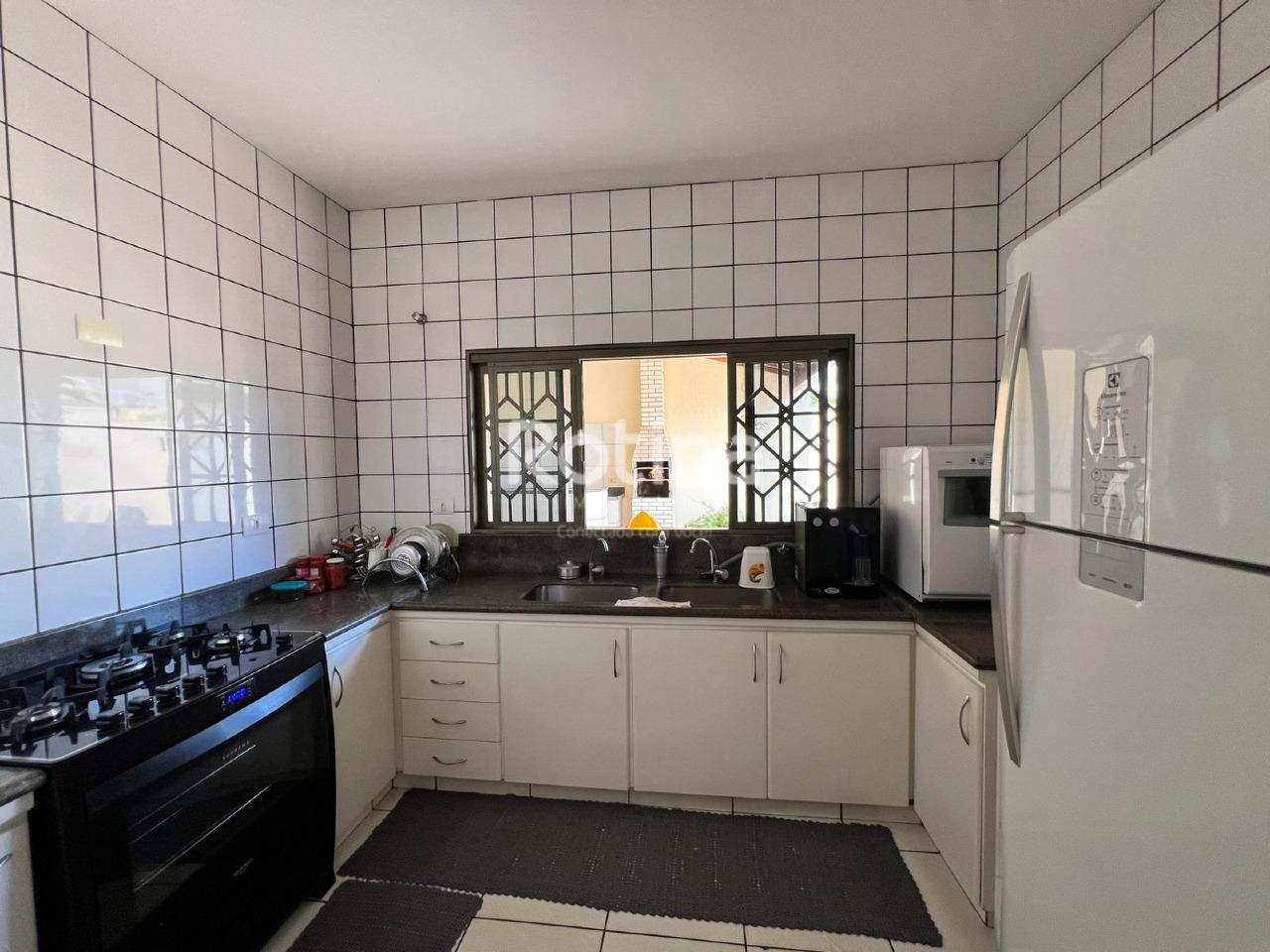 Prédio Inteiro à venda, 3 quartos em Uberlândia no bairro Santa Mônica no valor de R$ 2.500.000,00 - Rotina Imobiliária: 