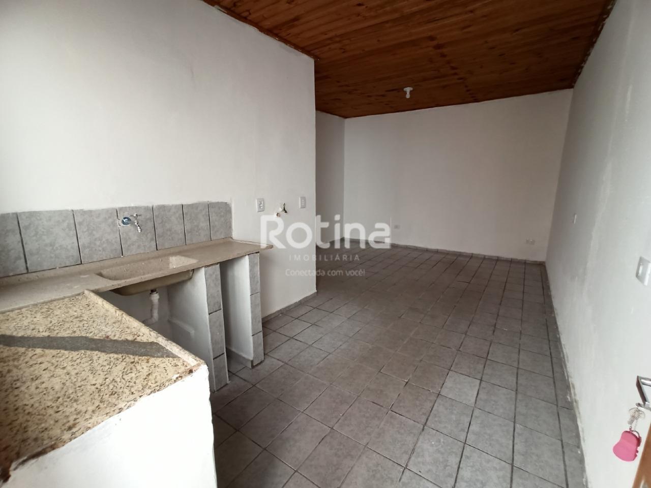 Casa para alugar, 1 quarto em Uberlândia no bairro Martins no valor de R$ 800,00 - Rotina Imobiliária: 