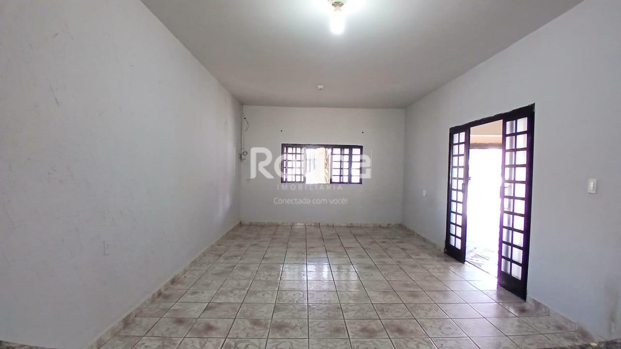 Casa para alugar, 3 quartos em Uberlândia no bairro Residencial Gramado no valor de R$ 2.000,00 - Rotina Imobiliária: 