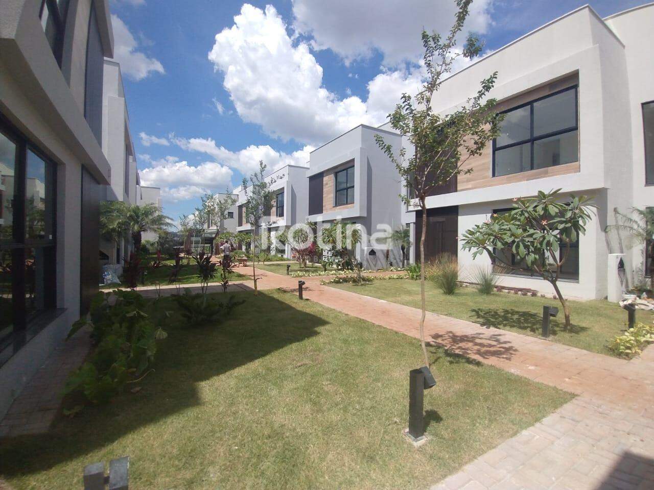 Casa Condomínio Fechado para alugar, 3 quartos em Uberlândia no bairro Jardim Inconfidência no valor de R$ 10.000,00 - Rotina Imobiliária: 