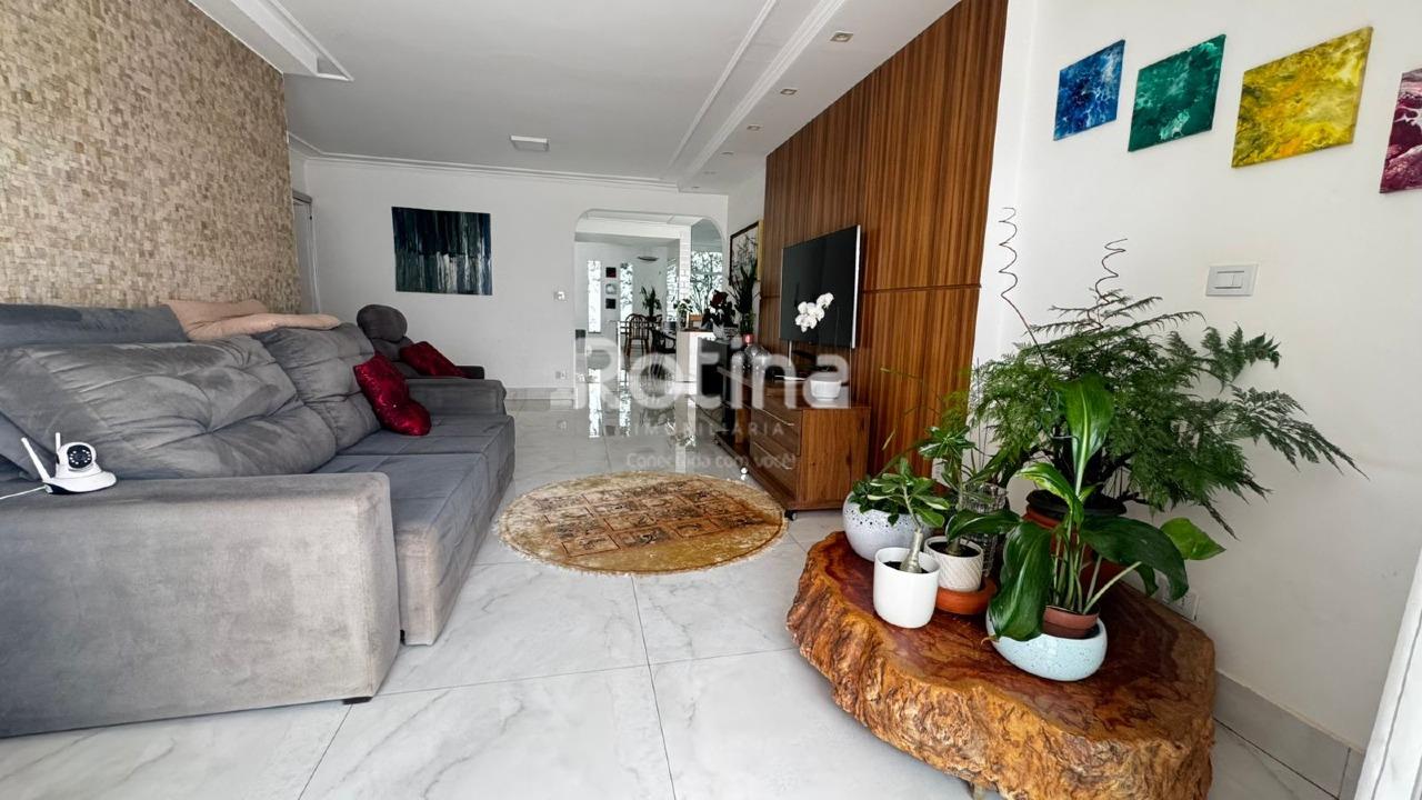 Casa à venda, em Uberlândia no bairro Cidade Jardim no valor de R$ 850.000,00 - Rotina Imobiliária: 