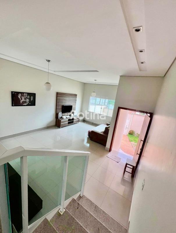 Casa à venda, 3 quartos em Uberlândia no bairro Cidade Jardim no valor de R$ 1.300.000,00 - Rotina Imobiliária: 