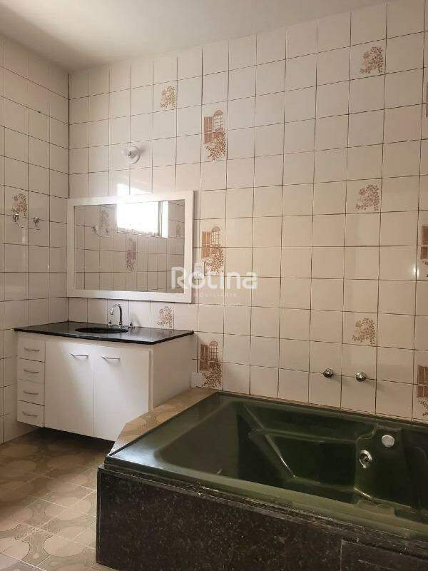 Casa à venda, 3 quartos em Uberlândia no bairro Santa Mônica no valor de R$ 790.000,00 - Rotina Imobiliária: 