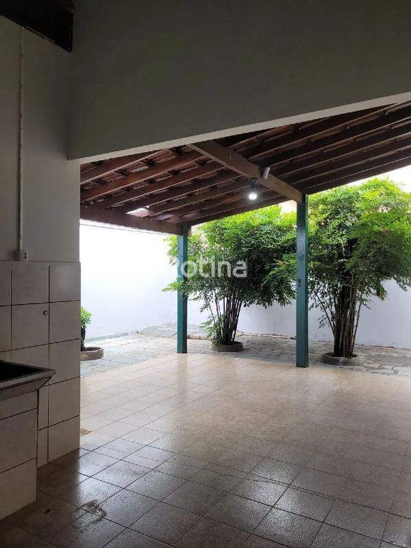 Casa à venda, 3 quartos em Uberlândia no bairro Santa Mônica no valor de R$ 790.000,00 - Rotina Imobiliária: 