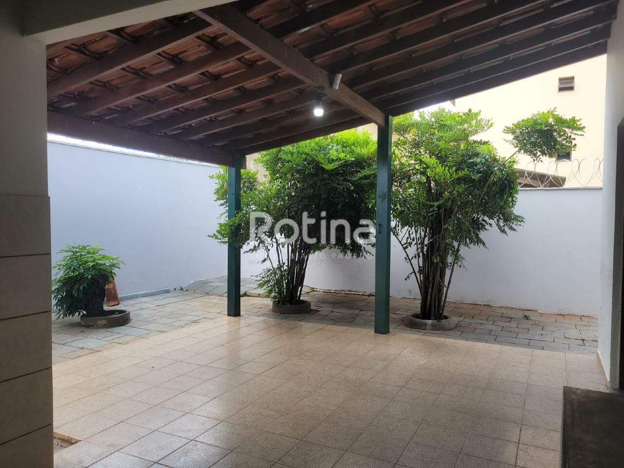 Casa à venda, 3 quartos em Uberlândia no bairro Santa Mônica no valor de R$ 790.000,00 - Rotina Imobiliária: 