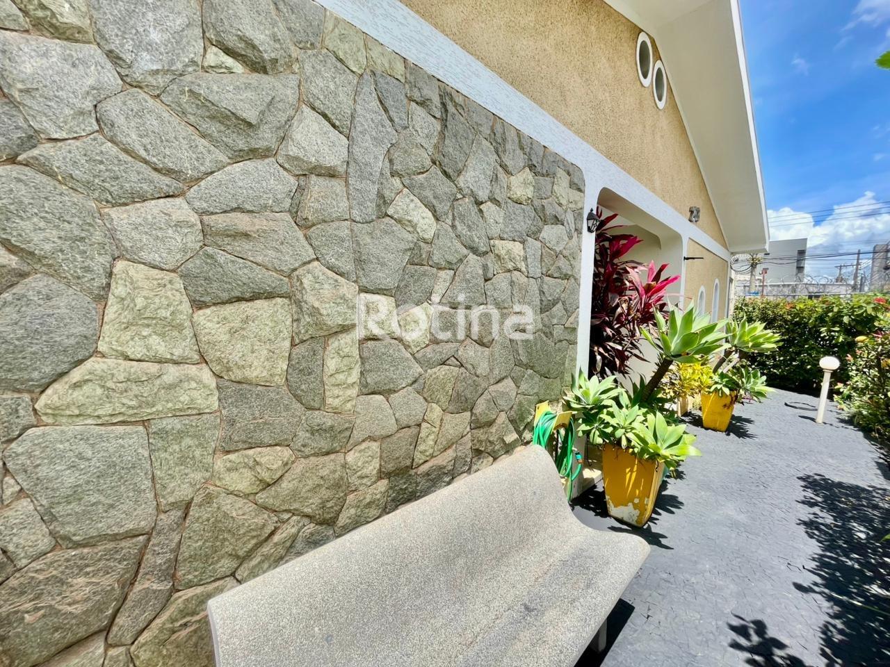 Casa para alugar, 3 quartos em Uberlândia no bairro Cazeca no valor de R$ 5.500,00 - Rotina Imobiliária: 