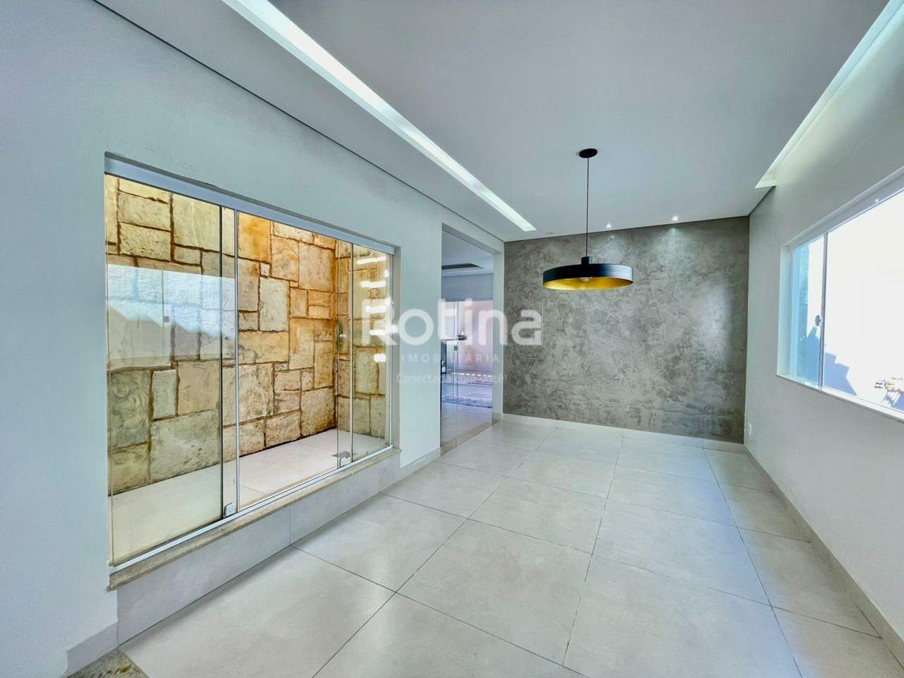 Casa à venda, 3 quartos em Uberlândia no bairro Santa Mônica no valor de R$ 950.000,00 - Rotina Imobiliária: 