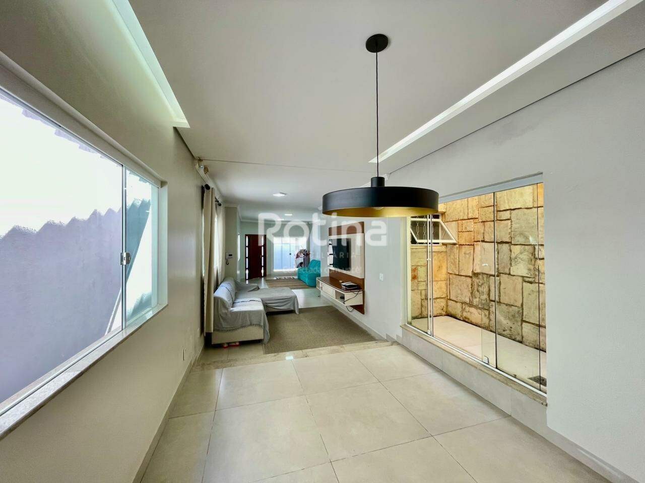 Casa à venda, 3 quartos em Uberlândia no bairro Santa Mônica no valor de R$ 950.000,00 - Rotina Imobiliária: 