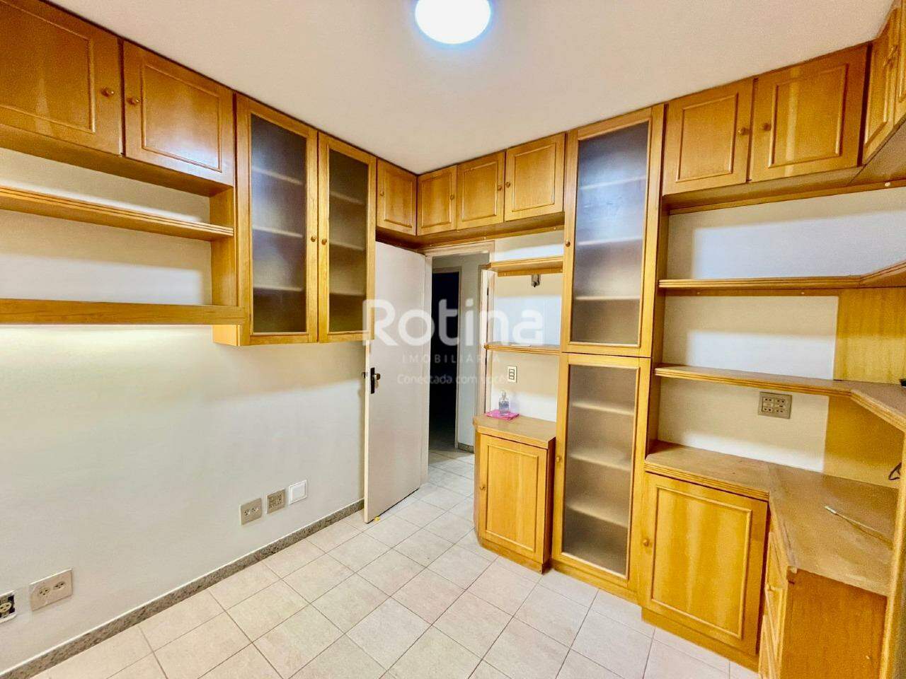 Casa à venda, 3 quartos em Uberlândia no bairro Santa Mônica no valor de R$ 600.000,00 - Rotina Imobiliária: 