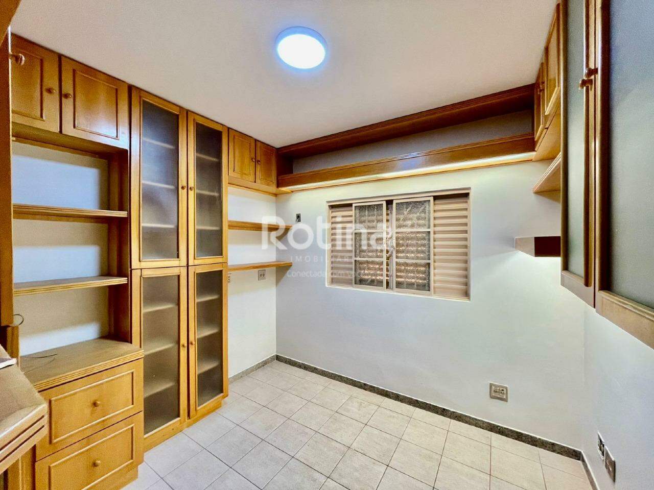 Casa à venda, 3 quartos em Uberlândia no bairro Santa Mônica no valor de R$ 600.000,00 - Rotina Imobiliária: 